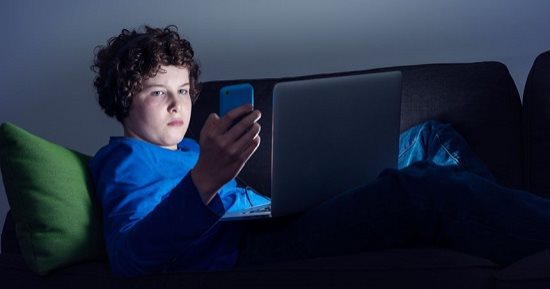 خبيرة علاقات إنسانية توضح 4 مخاطر للإنترنت على المراهقين.. أبرزها التحرش  - 