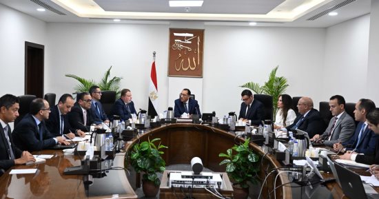 رئيس الوزراء يناقش مسودة قانون يحكم عمل مناطق المال والأعمال