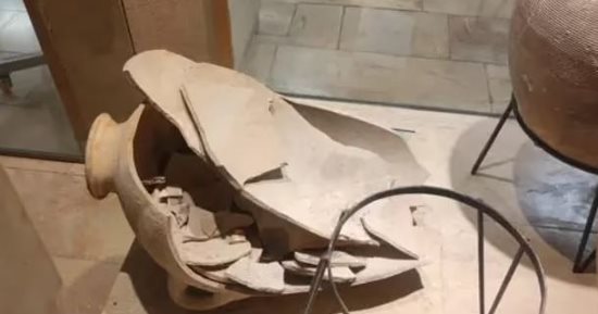 صبى يحطم جرة عمرها 3500 عام أثناء زيارته لمتحف هيشت فى الأراضى المحتلة