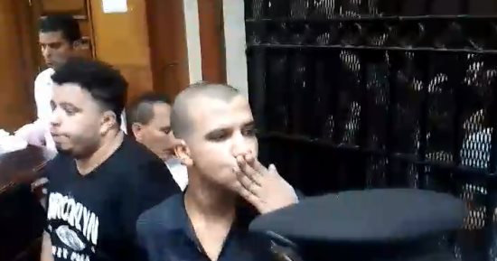 عصام صاصا يرسل "قبلة" لزوجته أثناء جلسة محاكمته فى قضية التزوير.. صور 