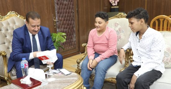محافظ المنوفية يلبي رغبة 2 من أبنائه الأيتام ويهديهم أجهزة محمول