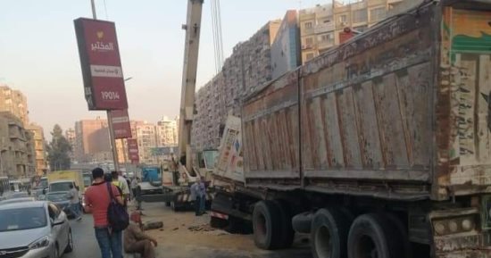 إصابة سائق بحادث انقـلاب سيارة نقل فى حلمية الزيتون ..صور
