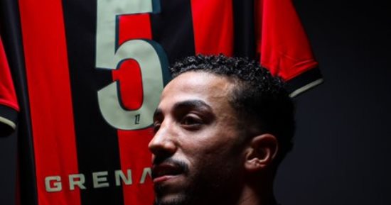محمد عبد المنعم يرتدى القميص رقم 5 مع نيس الفرنسى