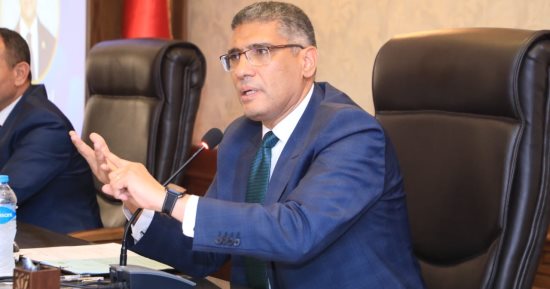 ترقيم مركبات التوك توك ومنع سيرها بالشوارع الرئيسية.. توجيه مهم للأحياء بالجيزة