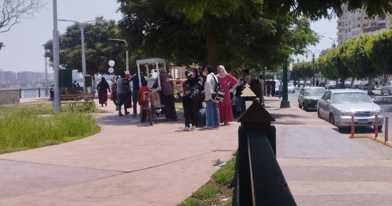 الناس كلها على كورنيش النيل الساحر فى المنيا والجول معتدل.. مباشر