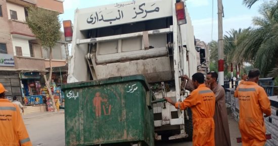 رفع 12 طن قمامة ومخلفات خلال عدة حملات نظافة بشوارع مركز البدارى فى أسيوط