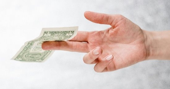 8 دول تجبر الزبائن على دفع بقشيش للعمال.. حضر فلوسك قبل ما تمشى