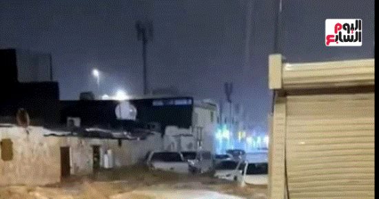 سيول شديدة تجتاح المدينة المنورة وتجرف عددا من السيارات.. فيديو