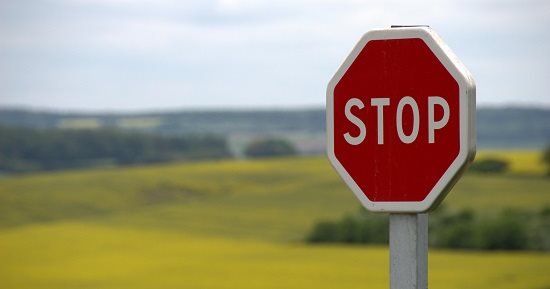 يوم التوقف العالمى.. تعرف على سبب تكريم لافتة "stop "؟