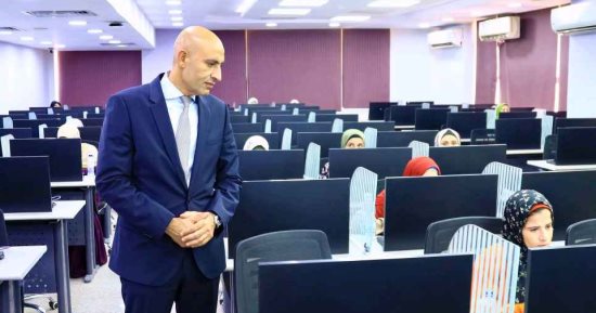 وزير التعليم يتفقد امتحان المتقدمين في مسابقة معلم مساعد مادة"