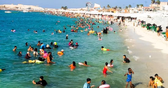 شواطئ مطروح والساحل الشمالي تصنع البهجة والمتعة لملايين المصريين والسياح 