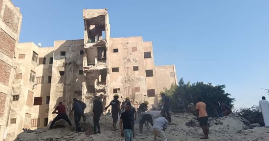 محافظ الإسماعيلية يتابع تداعيات حادث انهيار أحد العقارات .. صور