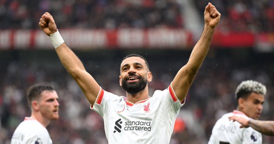 صورة كاراجر: محمد صلاح مهووس بالأرقام مثل رونالدو.. ويتطلع للعب حتى سن الأربعين