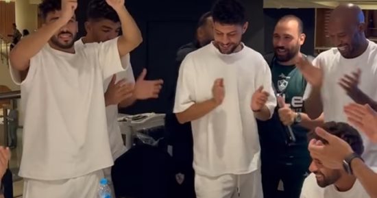 شاهد احتفال لاعبي الزمالك بعيد ميلاد مصطفى شلبي