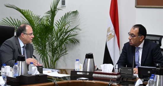 مدبولى يستعرض مع رئيس هيئة الدواء تقريرا حول توافر الأدوية فى السوق