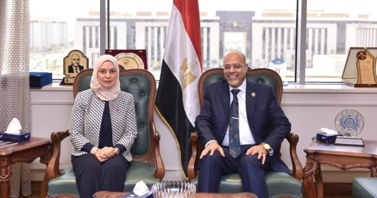 وزير العمل لسفيرة البحرين: جاهزون لتلبية احتياجات سوق العمل بالعمالة المدربة