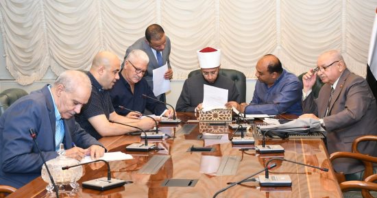 لتلبية مطلب أهالى دوائرهم .. وزير الأوقاف يستقبل عددًا من النواب