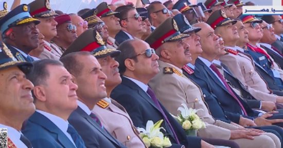 الرئيس السيسى يشهد العرض الجوى على هامش معرض مصر للطيران والفضاء