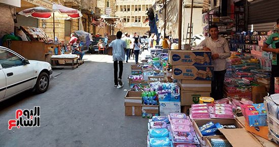 كتب وكراريس وشنط كمان.. سوق الورق بالإسكندرية عرض مستمر لمسلزمات المدارس