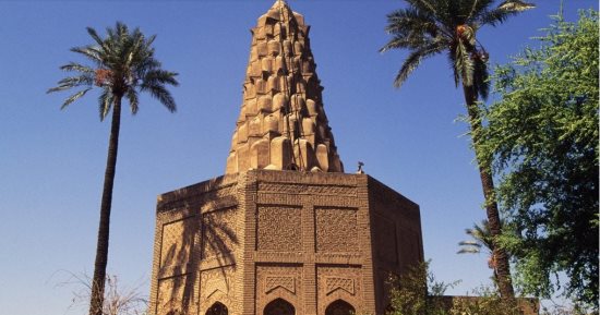 مئذنة تاريخية في العراق مطلية بالجص الأبيض تثير موجة من الغضب