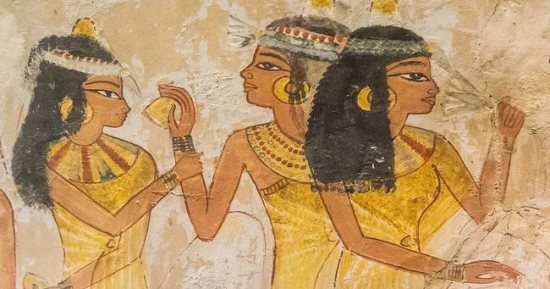 لماذا ارتدى المصريون القدماء أغطية مخروطية على رؤوسهم؟