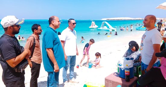 لجان محافظة مطروح تراقب الشواطئ ومدى الالتزام بأسعار الشماسى وتوافر الخدمات