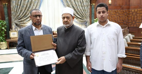 شيخ الأزهر يستقبل والد رابع الثانوية الأزهرية المتوفى للتعزية
