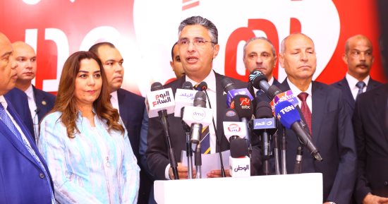 وزير التموين يفتتح معرض أهلاً مدارس الرئيسى فى مدينة نصر بتخفيضات 30%.. شريف فاروق: توجيهات الرئيس السيسى باستمرار المعارض وطرح المنتجات بأسعار مخفضة.. وكيلو السكر بـ 27 جنيها
