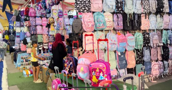 معرض العودة للمدارس بالعريش يواصل استقبال الأهالى