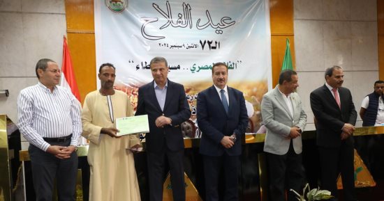 وزير الزراعة ومحافظ المنوفية يسلمان عقود إصلاح وكروت تسوية بالليزر للفلاحين