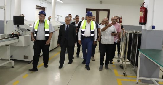 وزير قطاع الأعمال العام في جولة تفقدية لمصانع "نيازا" بالإسكندرية