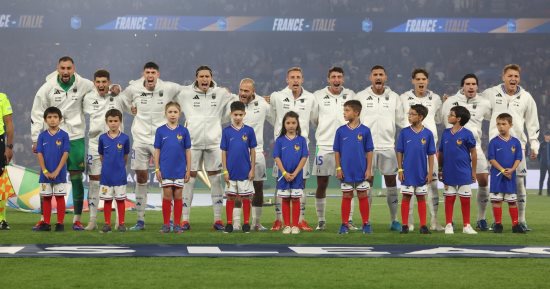 جرينتا منتخب إيطاليا خلال عزف النشيد الوطنى سر الفوز التاريخى على فرنسا