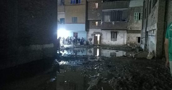 المياه الجوفية المختلطة بالصرف تغرق شوارع قرية منيل شيحة بالجيزة.. صور