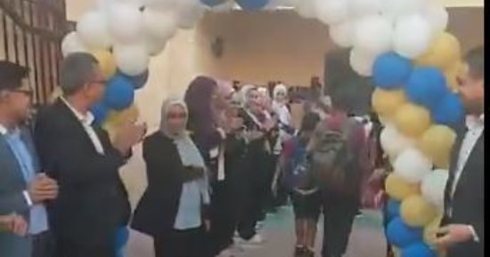 أول يوم دراسى بالعام الجديد.. ممر شرفى لطلاب النيل الدولية فى أسيوط.. فيديو