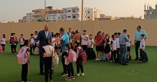 مدرسة النيل بالمنوفية تستقبل الطلاب فى أول يوم دراسى بالعام الجديد..فيديو