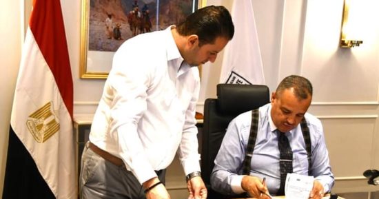محافظ جنوب سيناء يصدق على عقود تقنين أوضاع بمدن شرم الشيخ ودهب ونويبع