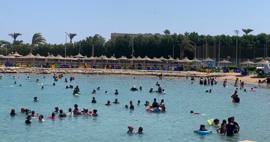 شواطئ الغردقة كاملة العدد.. والعائلات الأكثر إقبالا "فيديو"
