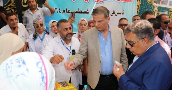 ‫وزير الزراعة يفتتح منفذا للسلع الغذائية بالدقهلية