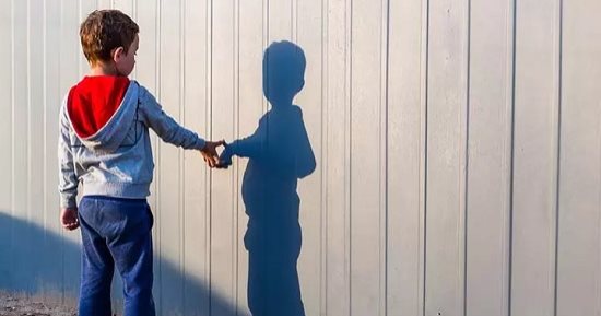 ابنك عنده صديق خيالي.. اعرفي هو حلم ولا هلوسة وامتى يكون خطرا على طفلك