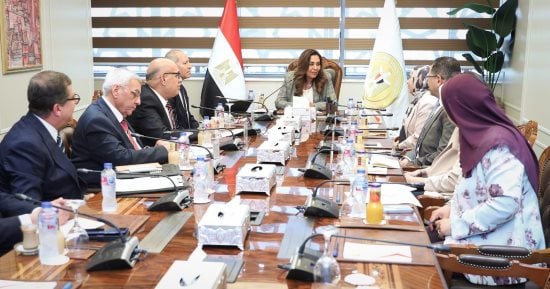 وزيرة التنمية المحلية تتابع مع محافظ القاهرة مقترح تطوير شوارع بالعتبة