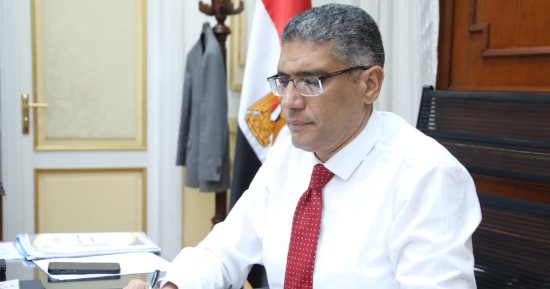 رفع تجمعات قمامة في أبو النمرس بالجيزة استجابة لشكاوى المواطنين