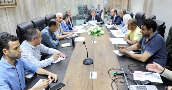 محافظ المنوفية يناقش موقف ملفات تقنين الأراضى والتصالح والمشروعات الخدمية