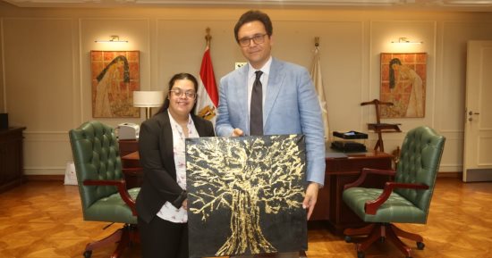 وزير الثقافة يستقبل التشكيلية مريم وجيه لعرض أعمالها بالعاصمة الإدارية
