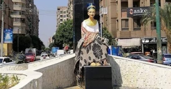 أثرى يناشد محافظ المنيا لإزالة مسخ مشوه لتمثال نفرتيتى من المحافظة