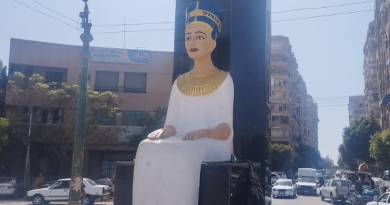 مطالب بإزالة تمثال للملكة نفرتيتى فى المنيا بعد إثارته الجدل.. فيديو