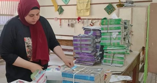 وصول الكتب لمدارس الجيزة استعدادا للعام الدراسى الجديد.. صور