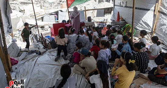 مدرسة الخيام.. أستاذة فلسطينية تصنع من الحطام فصلا دراسيا لتعليم الأطفال
