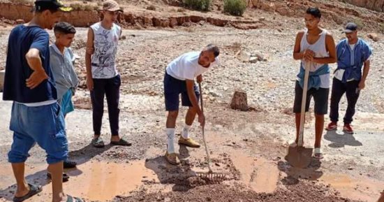 يدًا بيد.. تعاون أهالى القرى المنكوبة بالسيول فى المغرب لإصلاح الأضرار (صور)