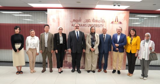 نائب رئيس جامعة عين شمس تستقبل فريق خبراء من منظمة التعاون والتنمية الاقتصادية