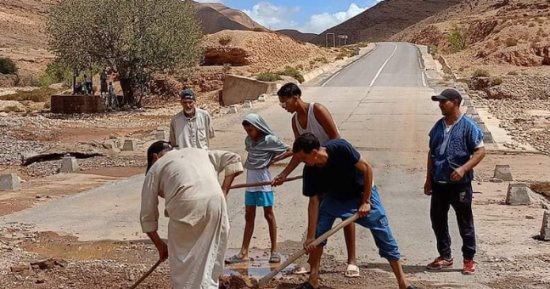 سيول المغرب تعيد فتح ملف "صفقات البنية التحتية" غير المدعومة بالمتابعة الحكومية.. رئيس الجمعية المغربية لحماية المال العام يكشف أسباب انهيار الطرق.. ومبادرات من أهالى القرى المنكوبة لإصلاح الأضرار.. صور